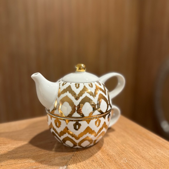 C. Wonder Stackable White & Gold Teapot Limited Edition - Picture 10 of 14